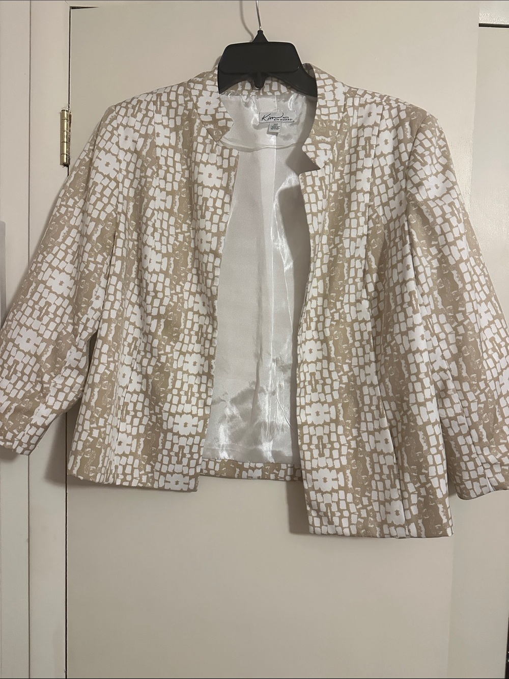 Kim Rogers Beige and White Patterned Open-Front Blazer